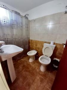 ein Badezimmer mit Toilette und Waschbecken in der Unterkunft Posada Vieja Estancia in Santa Rosa de Calamuchita