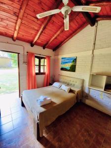ein Schlafzimmer mit einem Bett und einem Deckenventilator in der Unterkunft Posada Vieja Estancia in Santa Rosa de Calamuchita