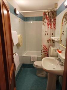 Koupelna v ubytování Hotel Maxim Axial