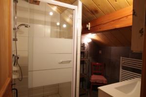 Afbeelding uit fotogalerij van Chalet Authentique MARIOUCHKA - 4 étoiles, avec Sauna, À 150M DES PISTES - Domaine Alpe d'Huez in Villard-Reculas