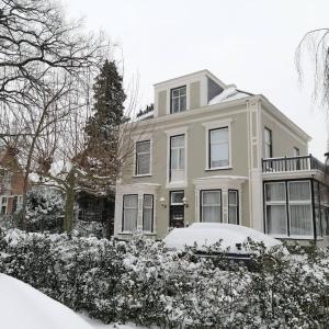 duży biały dom z śniegiem na ziemi w obiekcie Villa Dalenstein w mieście Velp