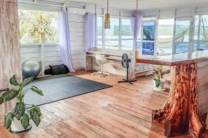 Fotografie z fotogalerie ubytování Nias Surf Villa. Beach front. Wave view! v destinaci Lagudri