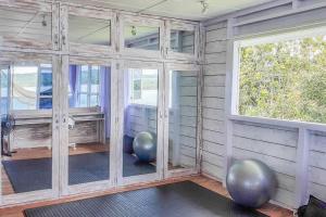 Fitness centrum a/nebo fitness zařízení v ubytování Nias Surf Villa. Beach front. Wave view!