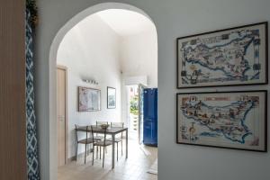 uma sala de jantar com uma mesa e um mapa na parede em Blu Corallo Villa em Alcamo