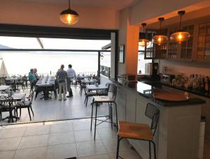トゥルンチュにあるPisces Hotelのバーから海の景色を望むレストラン