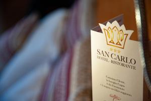 Majutusasutuses Albergo San Carlo olev sertifikaat, autasu, silt või muu dokument