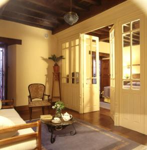 A seating area at Casa de Campoo