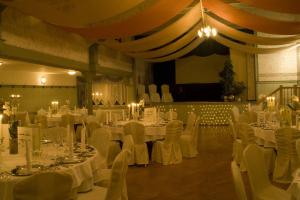 a banquet hall with white tables and white chairs at Hotel Thüringer Hof in Floh