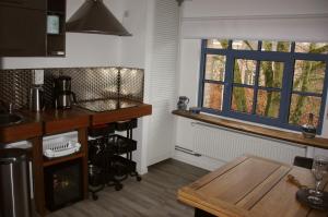 una cucina con tavolo e finestra di B&B De Veldwachter a Ravels
