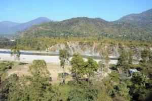 vista su un fiume con montagne sullo sfondo di Shivalik Riverine Homestay and hotel a Lansdowne