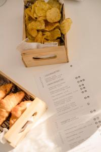 una caja de patatas fritas y una caja de patatas fritas en Hotel Piramide, en Portonovo