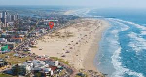 - une vue aérienne sur la plage et l'océan dans l'établissement Pousada Lua Bella, à Torres
