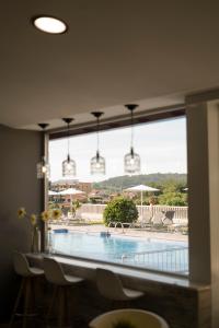 Blick auf den Pool durch ein Fenster in der Unterkunft Hotel Piramide in Portonovo