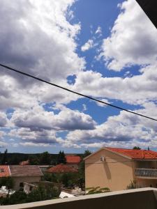 una vista de un cielo azul con nubes en Apartment Zola, en Gornji Karin