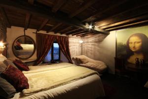 Tempat tidur dalam kamar di La Vie en Rose hotel