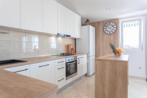 Kuchyňa alebo kuchynka v ubytovaní Apartman Prlić 3