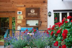 Aed väljaspool majutusasutust Albergo San Carlo