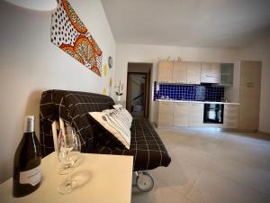 a living room with a couch and a bottle of wine at Casa Serra in Porto Palo