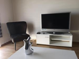 En TV eller et underholdningssystem på KALIDONIA RESIDENCE Suite Nicosia , Spacious 2 BR suite with office
