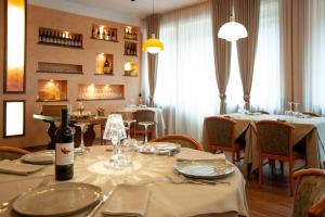 En restaurang eller annat matställe på Albergo San Carlo