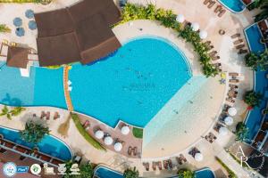 Utsikt över poolen vid Arinara Beach Resort Phuket - SHA Extra Plus eller i närheten