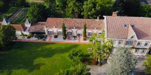 - une vue aérienne sur une grande maison avec une cour dans l'établissement La Mélanotte, à Toulouse