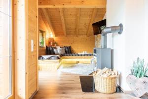 salon z drewnianymi ścianami i drewnianą podłogą w obiekcie Starmacher Hof w mieście Itter