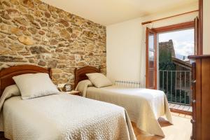Un pat sau paturi într-o cameră la Cal Francès