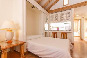 Postel nebo postele na pokoji v ubytování Sands Beach Active Resort