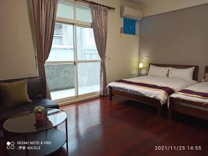 Postel nebo postele na pokoji v ubytování 伊家民宿Yi home 志航路一段398號