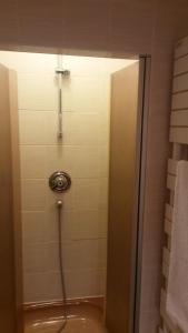 a shower with a hose in a bathroom at la Maison d'Arbouet in Nanteuil-la-Fosse