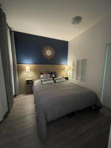 Llit o llits en una habitació de Logement entier: Appartement avec Terrasse Quartier de la Gare