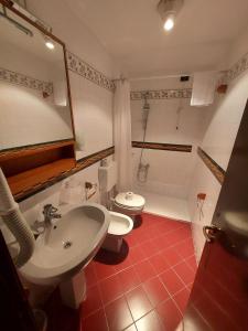 łazienka z białą umywalką i toaletą w obiekcie HG Hotel Italia w mieście Brusson +37 zdjęć