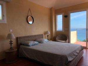 une chambre avec un lit avec vue sur l'océan dans l'établissement Villa Rosa, à Conca 49 autres photos