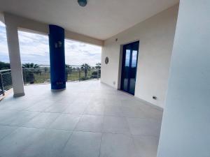 a large room with a balcony with a view of the ocean at Casa Serra in Porto Palo