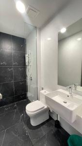Koupelna v ubytování New Georgetown Stylist 2BR Homestay for 10pax 无敌美景两房民宿 Beacon Executive Suite