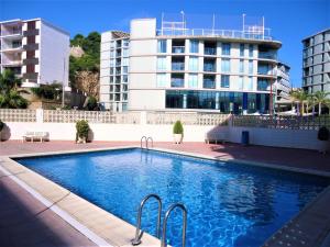 une grande piscine en face d'un bâtiment dans l'établissement Residencial Forner LEK, à Peñíscola