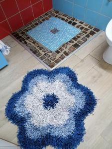 alfombra azul y blanca en el suelo de un baño en Tre metr sopra il cielo '' girasoli'', en Felitto