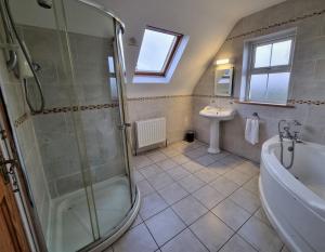 Bathroom sa Millstone Cottages