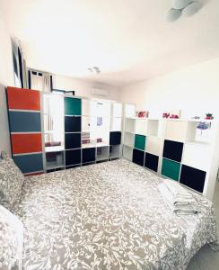 a room with a bed and a wall with colorful at Casa Serra in Porto Palo