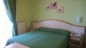 A bed or beds in a room at Hotel Moresco