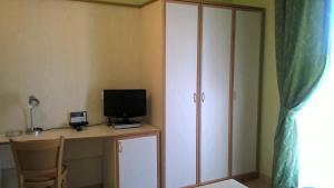 A television and/or entertainment centre at Hotel Moresco