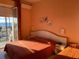 A bed or beds in a room at Hotel Moresco