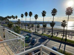 - une vue sur un parking avec des palmiers et la plage dans l'établissement Hotel Moresco, à Marina dʼAndora