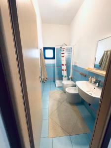 a bathroom with two toilets and a sink at Casa Serra in Porto Palo