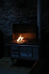 - une cuisinière avec une cheminée dans la pièce dans l'établissement Pousada Encanto da Roça, à Mucugê