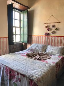 Un pat sau paturi într-o cameră la Pousada Encanto da Roça