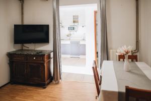 Televízia a/alebo spoločenská miestnosť v ubytovaní Apartmani Marina Poreč