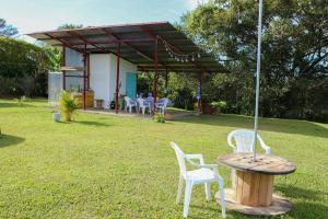 a table and chairs in a yard with a tent at Combi Bus Dreamcatcher in Sarchí