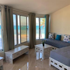 - un salon avec un canapé et une vue sur l'océan dans l'établissement guest house MY WAY, à Las Terrenas